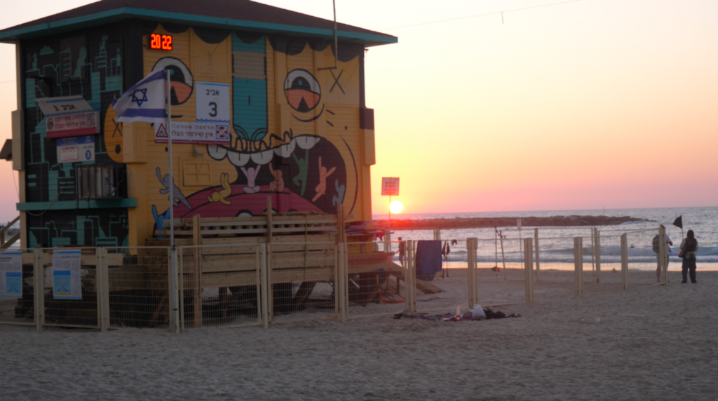 Der Strand von Tel Aviv, der hier bei Sonnenuntergang gezeigt wird, muss bei deiner Reise nach Israel unbedingt auf deiner Bucket List stehen.