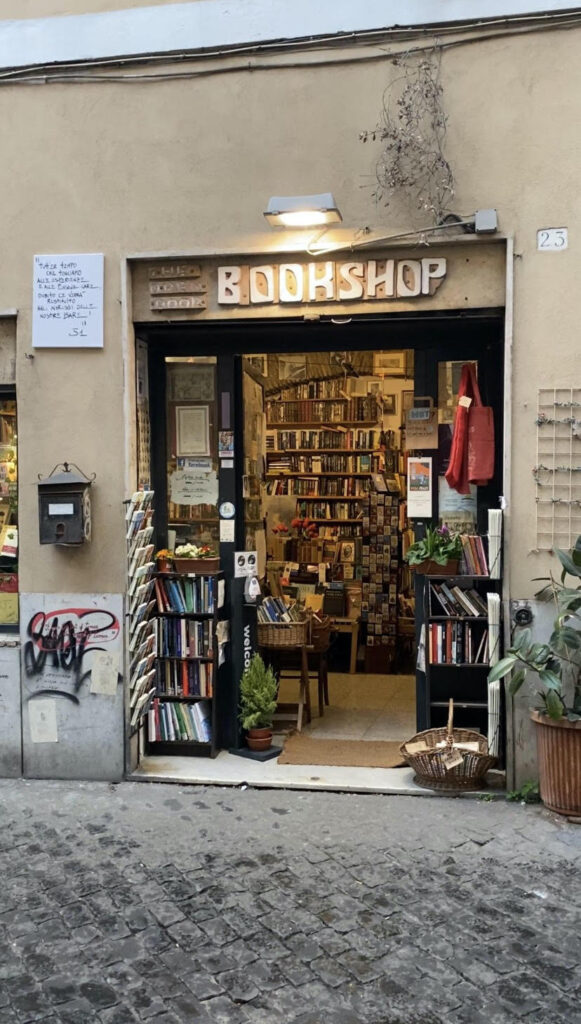 Der Open Door Bookshop in Rom ist hier von vorne mit einer großen Auswahl an günstigen Secondhand Büchern zu sehen und ist damit einer der schönsten Bücherläden in Rom.