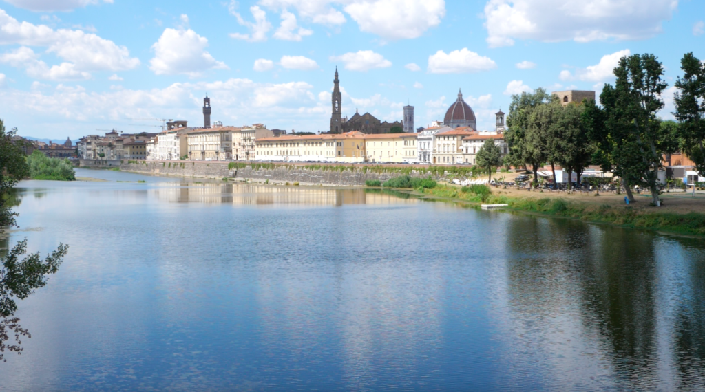 Bei einem Florenz Urlaub darf der Blick auf die Sehenswürdigkeiten nicht fehlen. Hier auf dem Bild sind der Duomo, der Ponte Vecchio und weitere Kirchen und Türme zu sehen.