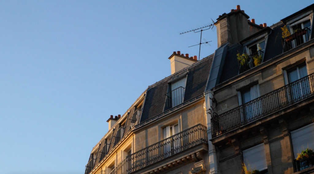 Wenn du eine Reise nach Paris planst, solltest du dich auch auf die typische Architektur gefasst machen, die hier auf unter einem klaren blauen Himmel auf dem Bild zu sehen ist. 